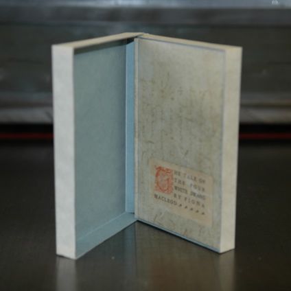 BOEK BOEKEN maken DOOS DOZEN hand bookbindery Seugling boekbinderij seugling handboekbinderij handmade limited editions uitgeverij The tail of the four white swans by Fiona Macleod handmade book Vellum perkament 1 exemplaar geprint op George D. Loring Press gelimiteerde oplage bijzonder cadeau uniek unica